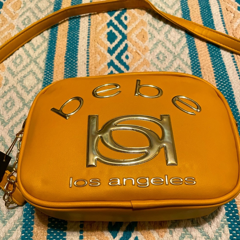 This is a brand new never worn gifted purse 👜 with original tags 🏷 🦋